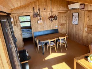 jadalnia ze stołem i krzesłami w kabinie w obiekcie Near Golden Circle-10 sleeps w mieście Selfoss