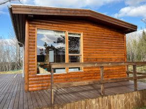 Cabaña de madera con ventana en la cubierta en Near Golden Circle-10 sleeps, en Selfoss