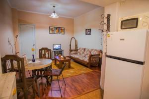 uma cozinha e sala de estar com um frigorífico e uma mesa em Apartamento único en el corazón de Montevideo em Montevidéu