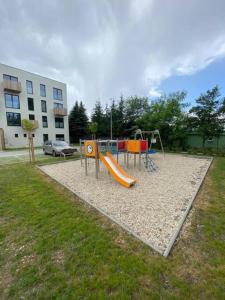 um parque infantil com escorrega num parque em Apartmán Bešeň 304 em Bešeňová