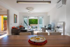 uma sala de estar com uma mesa e uma sala de jantar em Kuća Sanja em Murter