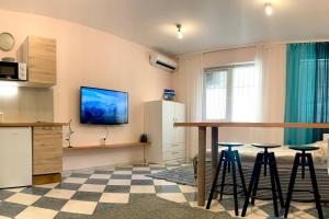 - une cuisine avec une table et des tabourets dans une pièce dans l'établissement Hippocampus, à Varna