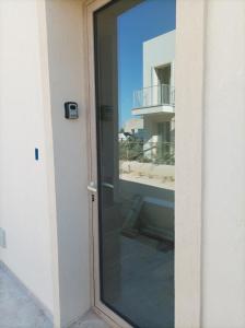 szklanymi drzwiami z widokiem na budynek w obiekcie Mare DiVino w mieście Marsala