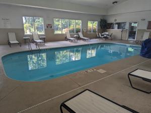 a large swimming pool in a hotel room at Wingate by Wyndham Ashland in Ashland