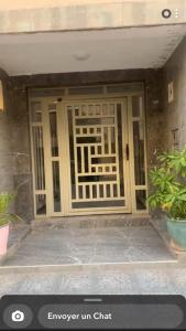 una puerta delantera de un edificio con una puerta en Apartement abwab gueliz, en Marrakech