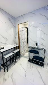 a white marble room with a desk and a mirror at Spazen30 in Nîmes