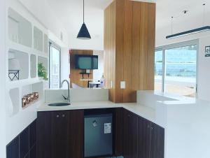 a large kitchen with a sink and a tv at MLA apartments - Reducto 360 in Lima
