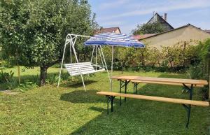 una mesa de picnic, una sombrilla y un banco en Nagyiék háza / Granny's House, en Esztergom