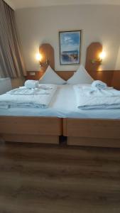 Postel nebo postele na pokoji v ubytování Hotel Wikinger Hof