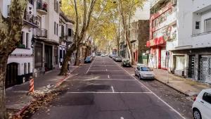 uma rua vazia com carros estacionados nos lados da estrada em Apartamento único en el corazón de Montevideo em Montevidéu