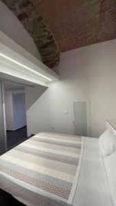 - une chambre avec un grand lit dans l'établissement La Scuna Riomaggiore, à Riomaggiore