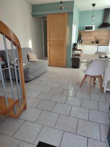 ChevincourtにあるMaison de campagne avec grand parking privé -calme et sérénitéのタイルフロアのキッチン&リビングルーム +9枚の写真