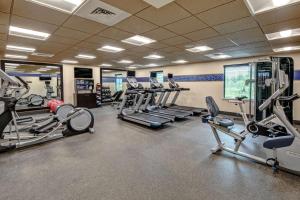 einen Fitnessraum mit mehreren Laufbändern und Kardiogeräten in der Unterkunft Hampton Inn & Suites Culpeper in Culpeper