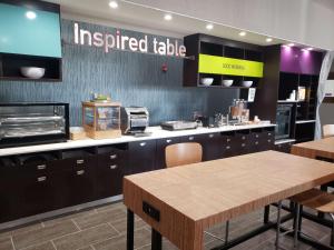 Η κουζίνα ή μικρή κουζίνα στο Home2 Suites By Hilton Edinburg +2 φωτογραφίες