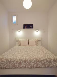 Ένα ή περισσότερα κρεβάτια σε δωμάτιο στο Small house with private park and yard