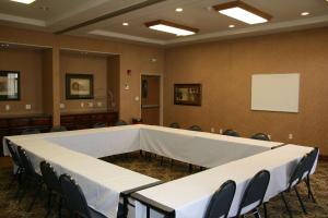 Hampton Inn & Suites Gallup في غالوب: قاعة اجتماعات كبيرة مع طاولة وكراسي