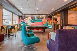 TRU By Hilton Clarksville的休息区