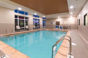 een groot zwembad met blauw water in een hotelkamer bij Hampton Inn & Suites Albuquerque North/I-25 in Albuquerque