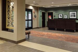un hall avec une salle d'attente avec un banc et un comptoir dans l'établissement Hampton Inn Morristown, I-81, TN, à Morristown