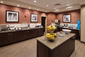 un hall avec des fruits dans des paniers sur un comptoir dans l'établissement Hampton Inn Morristown, I-81, TN, à Morristown