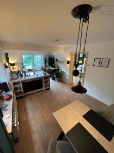 a living room with a table and a kitchen at Appartement fliegender Hirsch in Bäk