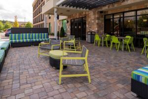 un patio con sillas, mesas y sillas en Home2 Suites By Hilton Buford Mall Of Georgia, Ga en Buford