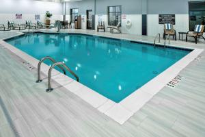 una grande piscina con acqua blu in un edificio di Homewood Suites By Hilton Greensboro Wendover, Nc a Greensboro