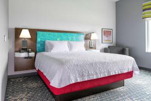 Säng eller sängar i ett rum på Hampton Inn & Suites Pittsburgh New Stanton PA