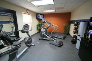 - une salle de sport avec plusieurs vélos d'exercice et une télévision dans l'établissement Hampton Inn Williamston, à Williamston