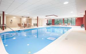 - une grande piscine d'eau bleue dans un bâtiment dans l'établissement Hampton Inn Elkton, à Elkton