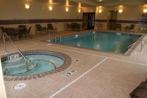 ein großer Pool in einem Hotelzimmer in der Unterkunft Hampton Inn Mountain Home in Mountain Home