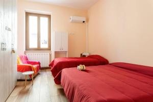 Pokój hotelowy z 2 łóżkami i krzesłem w obiekcie Affittacamere Pagoda RECANATI w mieście Recanati