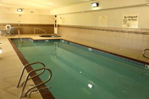 una piscina con una silla junto a ella en Hampton Inn & Suites Carlsbad, en Carlsbad