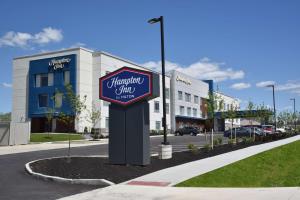 RichwoodHampton Inn Richwood Cincinnati South, KY的建筑前现代诊所的标志