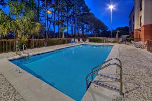 una piscina en medio de un edificio en Hampton Inn Quincy, en Quincy