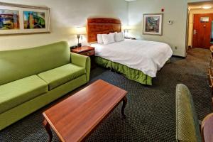 una habitación de hotel con una cama y un sofá en Hampton Inn Quincy, en Quincy 10 fotos más