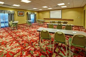 una sala de conferencias con mesas, sillas y una pizarra en Hampton Inn Quincy en Quincy