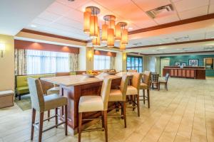 une grande salle à manger avec une grande table et des chaises dans l'établissement Hampton Inn Middletown, à Middletown