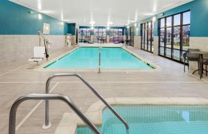 a large swimming pool in a building at Hampton Inn Middletown in Middletown