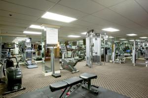 ein Fitnessstudio mit vielen Laufbändern und Maschinen in der Unterkunft The Townsend Hotel in Birmingham