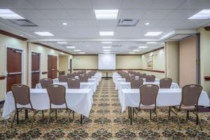 une salle de conférence avec des tables et des chaises blanches dans l'établissement Hampton Inn Middletown, à Middletown