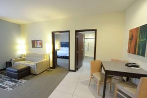 TV a/nebo společenská místnost v ubytování Home2 Suites by Hilton Edmond