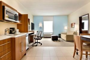 Kuchyň nebo kuchyňský kout v ubytování Home2 Suites by Hilton Edmond