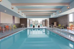 Piscina de la sau aproape de Home2 Suites By Hilton Oklahoma City Quail Springs