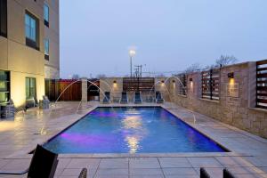 einem Pool an der Seite eines Gebäudes in der Unterkunft Hampton Inn & Suites Lubbock University, Tx in Lubbock