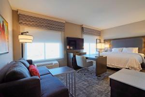 拉伯克Hampton Inn & Suites Lubbock University, Tx的配有床和沙发的酒店房间