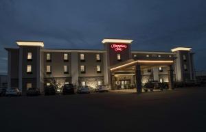 a hotel with cars parked in a parking lot at Hampton Inn Hartwell Ga in Hartwell +4 photos