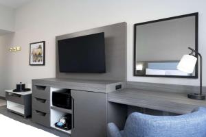 Hampton Inn & Suites St Charles Old Town Area, Mo的电视和/或娱乐中心