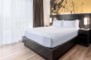 Holman Riverfront Park Hotel Salem, Tapestry By Hilton客房内的一张或多张床位