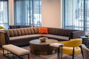 Holman Riverfront Park Hotel Salem, Tapestry By Hilton的休息区